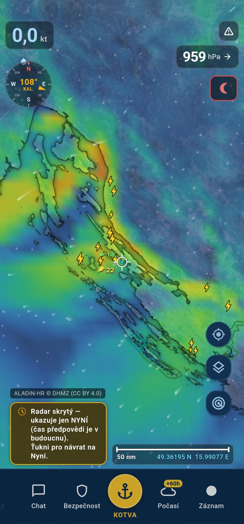 Mapa Jadranu s větrným polem: bórový pás podél Velebitu, částice větru, srážky a data z modelu ALADIN-HR od DHMZ.
